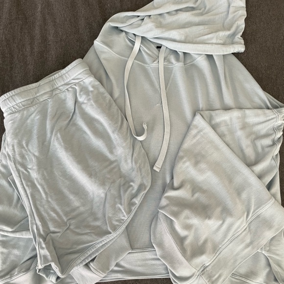 Blue matching lounge set! Cropped long sleeved hoodie with matching shorts - Picture 3 of 4